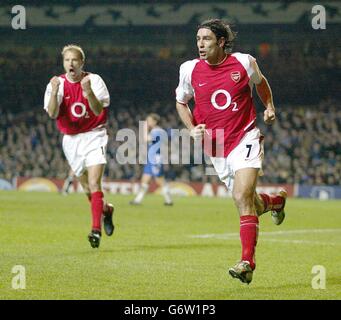 Robert pires d'Arsenal (à droite) célèbre son but contre Chelsea avec son coéquipier Dennis Bergkamp, lors de son match de quart de finale de la Ligue des Champions, au stade Stamford Bridge de Chelsea. Banque D'Images