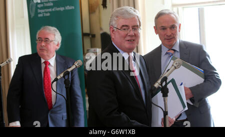 (De gauche à droite) le ministre du Commerce junior Joe Costello, Tanaiste Eamon Gilmore et le ministre de l'emploi Richard Bruton, lors du lancement de l'examen de la stratégie gouvernementale en matière de commerce, de tourisme et d'investissement, à la Maison Iveagh à Dublin. Banque D'Images