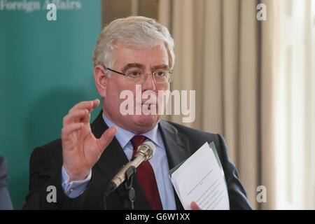 Tanaiste Eamon Gilmore lors du lancement de l'examen de la stratégie gouvernementale en matière de commerce, de tourisme et d'investissement, à la Maison Iveagh à Dublin. Banque D'Images