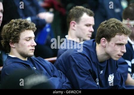 En Écosse, Chris Cuser (à gauche) Andrew Henderson (à droite) et Stuart Grimes (au centre) sont assis en déjection lors de leur match des RBS 6 nations à Lansdowne Road, Dublin, le samedi 27 2004 mars. Banque D'Images