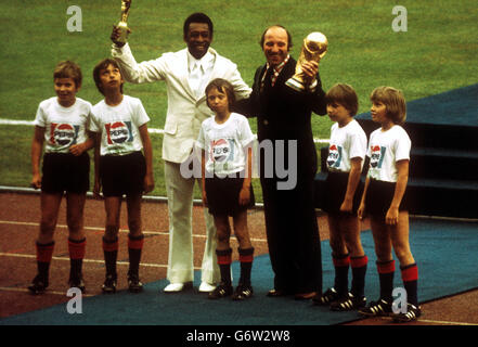 Pele, du Brésil, et Uwe Seeler, de l'Allemagne de l'Ouest, ont participé à la cérémonie d'ouverture du tournoi de la coupe du monde 1974 au Waldstadion de Francfort. Banque D'Images