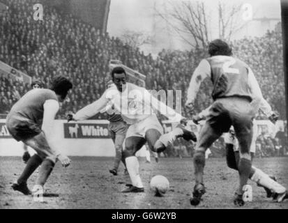 Pele, la star brésilienne du football (au centre), lors d'un match au club où le club brésilien Santos a battu Sheffield mercredi 2-0 à Hillsborough. Banque D'Images