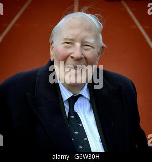 Athletic - Sir Roger Banister Photocall - Paddington Recreation Ground.Sir Roger Bannister pose lors d'un photocall au Paddington Recreation Ground, Londres. Banque D'Images
