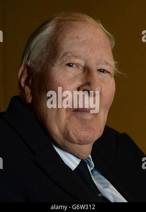 Athletic - Sir Roger Banister Photocall - Paddington Recreation Ground.Sir Roger Bannister pose lors d'un photocall au Paddington Recreation Ground, Londres. Banque D'Images