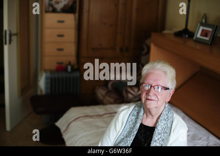 Patricia O'Brien dans son siège sur Ballygall Road, avant d'assister à une cérémonie de tournage de terre lors du dévoilement d'un nouveau projet de logement social par l'association de logement Fold Ireland à Ballygall Road East, Glasnevin, Dublin. Banque D'Images