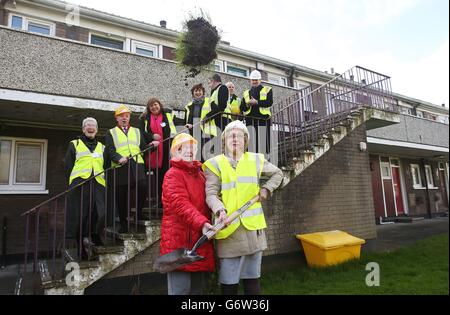 Patricia O'Brien (à gauche) et Jan O'Sullivan TD, ministre d'État au logement, assistent à une cérémonie de tournage de terre lors du dévoilement d'un nouveau projet de logement social par l'association de logement Fold Ireland, à Ballygall Road East, Glasnevin, Dublin. Banque D'Images