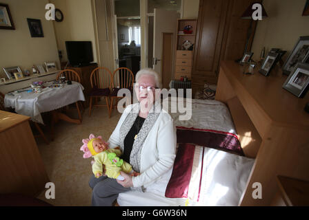 Patricia O'Brien dans son siège sur Ballygall Road, avant d'assister à une cérémonie de tournage de terre lors du dévoilement d'un nouveau projet de logement social par l'association de logement Fold Ireland à Ballygall Road East, Glasnevin, Dublin. Banque D'Images