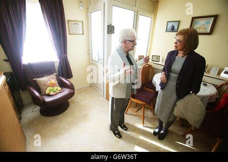 Patricia O'Brien (à gauche) s'entretient avec Jan O'Sullivan TD, ministre d'État au logement, avant d'assister à une cérémonie de tournage à l'occasion du dévoilement d'un nouveau projet de logement social par l'association de logement Fold Ireland, à Ballygall Road East, Glasnevin, Dublin. Banque D'Images