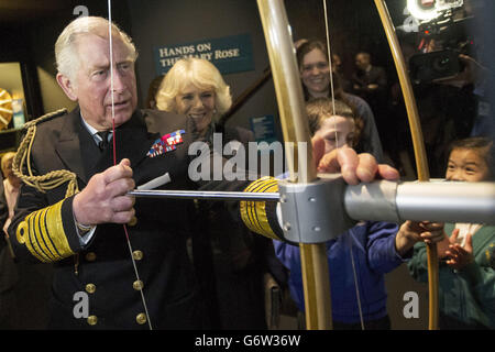 Le Prince de Galles et la duchesse de Cornwall, lors d'une visite au nouveau musée Mary Rose de 35 millions de personnes, dans le chantier naval historique de Portsmouth, dans le Hampshire, abritant les vestiges du navire de guerre Tudor, le Mary Rose. Banque D'Images