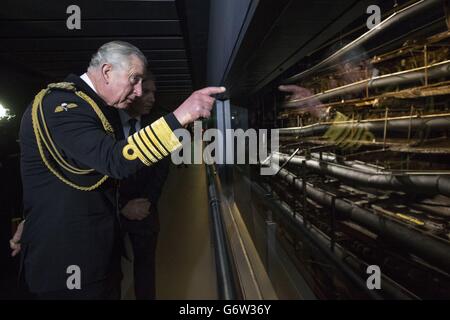 Le Prince de Galles inspecte la poursuite des travaux de conservation au cours d'une visite au nouveau musée Mary Rose de 35 millions de personnes, à l'arsenal historique de Portsmouth, dans le Hampshire, qui abrite les vestiges du navire de guerre Tudor, le Mary Rose. Banque D'Images