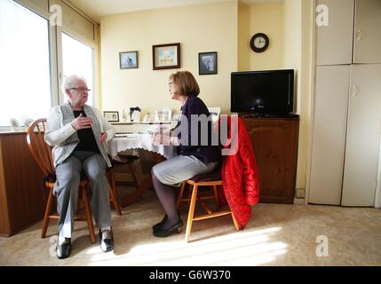 Patricia O'Brien (à gauche) s'entretient avec Jan O'Sullivan TD, ministre d'État au logement, avant d'assister à une cérémonie de tournage à l'occasion du dévoilement d'un nouveau projet de logement social par l'association de logement Fold Ireland, à Ballygall Road East, Glasnevin, Dublin. Banque D'Images