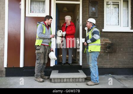 Patricia O'Brien et les ouvriers du bâtiment Patrick McGrane (à gauche) et Shane O'Neill assistent à une cérémonie de tournage de terre lors du dévoilement d'un nouveau projet de logement social par l'association d'habitation Fold Ireland, à Ballygall Road East, Glasnevin, Dublin. Banque D'Images