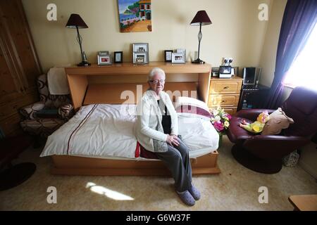 Patricia O'Brien dans son siège sur Ballygall Road, avant d'assister à une cérémonie de tournage de terre lors du dévoilement d'un nouveau projet de logement social par l'association de logement Fold Ireland à Ballygall Road East, Glasnevin, Dublin. Banque D'Images