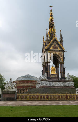 Albert Memorial dans les jardins de Kensington et le Royal Albert Hall en arrière-plan. Image HDR Banque D'Images