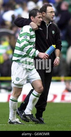 Martin O'Neill, directeur du Celtic (à droite), avec Jackie McNamara, après que son équipe ait affronté le cœur, lors du match de la Premier League de la Bank of Scotland au Celtic Park, à Glasgow. . Banque D'Images