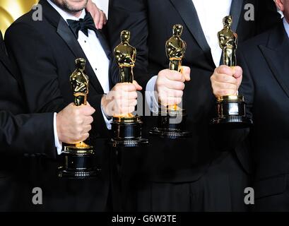 Skip Lievsay, NIV Adiri, Christopher Benstead et Chris Munro avec le Sound Mixing Award pour « Gravity », dans la salle de presse des 86e Academy Awards qui se sont tenus au Dolby Theatre à Hollywood, Los Angeles, CA, États-Unis, le 2 mars 2014. Banque D'Images