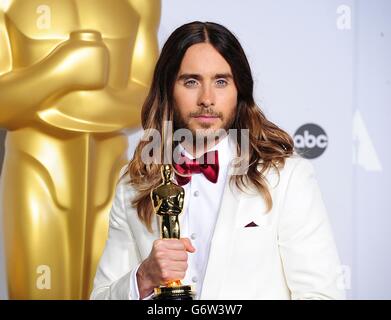 Jared Leto avec le meilleur acteur de soutien Oscar dans la salle de presse avec Anne Hathaway de la 86e Academy Awards qui a eu lieu au Dolby Theatre à Hollywood, Los Angeles, CA, Etats-Unis, le 2 mars 2014. Banque D'Images