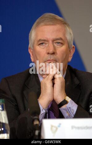 Charlie McCreevy, ministre irlandais des Finances, à l'hippodrome de Punchesttown, Co Kildare, Irlande.20/7/04: Le ministre irlandais des Finances, Charlie McCreevy, qui sera nommé prochain commissaire européen de l'Irlande, a déclaré Taoiseach Bertie Ahern.Il s'est dit ravi que M. McCreevy ait accepté sa nomination.« Charlie McCreevy a été un ministre des Finances remarquable et a apporté une énorme contribution personnelle au développement économique et social de l'Irlande au cours des dernières années. Banque D'Images