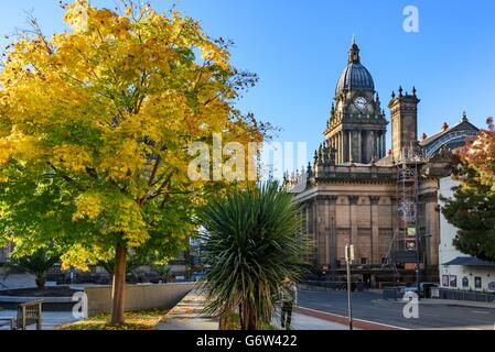 Voir l'hôtel de ville de Leeds à partir de la place du millénaire à Leeds, Angleterre. Banque D'Images