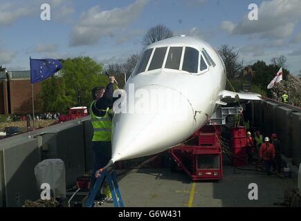 Le dernier Concorde britannique sur une barge près de la Tamise à Isleworth, dans l'ouest de Londres, après son arrivée de Heathrow pour commencer son dernier voyage au Musée de l'aviation près d'Édimbourg, en Écosse.13/04/2004: La dernière Concorde désaffectée a été le mardi 13 avril 2004, en faisant un dernier adieu à Londres alors qu'elle a fait un dernier voyage par l'eau jusqu'à sa nouvelle maison.L'avion emblématique naviguait sur la Tamise dans une barge ultramoderne lors de son dernier voyage sur la côte est jusqu'à un musée en Écosse. Banque D'Images