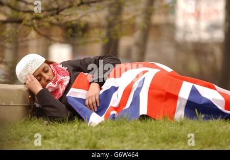 Un manifestant assiste à un rassemblement devant la prison de haute sécurité de Belmarsh dans le sud-est de Londres, faisant campagne pour la libération de détenus sans procès en vertu des lois anti-terroristes. La manifestation est soutenue par un certain nombre de groupes dont la campagne contre la criminalisation des communautés, le Parlement musulman de Grande-Bretagne, le Parti Vert d'Angleterre et du pays de Galles et la Coalition Halte à la guerre. Banque D'Images