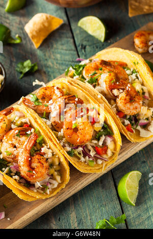 Tacos de crevettes épicées à la maison avec la salade de chou et Salsa Banque D'Images