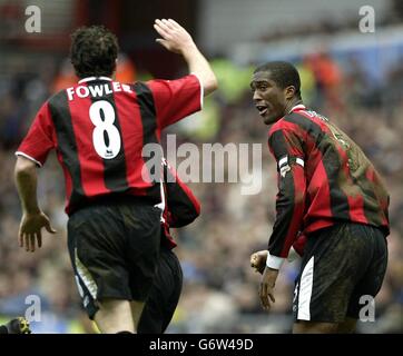 Sylvain Distin de Manchester City (à droite) célèbre le but égalisateur avec Robbie Fowler lorsqu'ils tirent 1-1 contre Aston Villa , lors du match Barclaycard Premiership à Villa Park, Birmingham. Banque D'Images