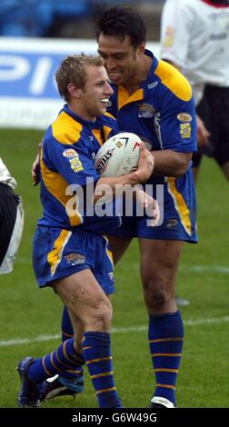 Rob Burrow de Leeds Rhinos (avec ballon) célèbre sa deuxième tentative de demi-tour contre Widnes Vikings lors du match de la Super League de Tetley au Halton Stadium, Widnes. Banque D'Images