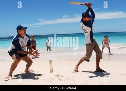 Le capitaine d'Angleterre Michael Vaughan et Matthew Hoggard (à gauche) jouent au cricket de plage avec des supporters près de l'hôtel d'équipe de Worthing, Barbade. L'Angleterre a remporté hier le troisième Test contre les Antilles en trois jours pour prendre une avance de 3-0 dans la série de quatre matchs. Banque D'Images