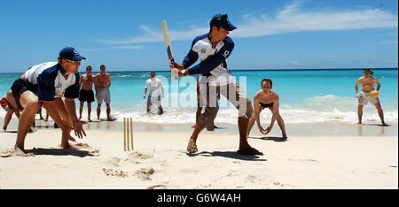 Michael Vaughan joue avec des partisans de cricket de plage Banque D'Images