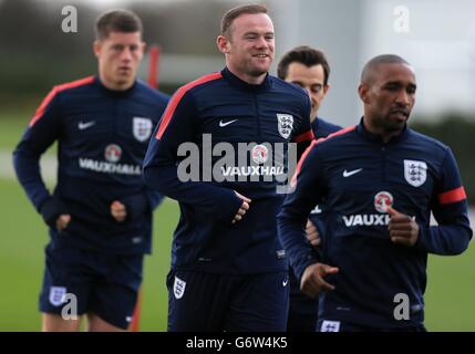 Wayne Rooney (au centre) en Angleterre avec ses coéquipiers Jermain Desoe (à droite) et Ross Barkley (à gauche) lors d'une séance d'entraînement au centre d'entraînement d'Enfield, à Londres. Banque D'Images