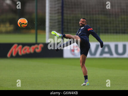 Football - International friendly - Angleterre v Danemark - session de formation en Angleterre - Centre de formation Enfield.Ashley Cole, en Angleterre, lors d'une séance de formation au centre de formation Enfield, à Londres. Banque D'Images