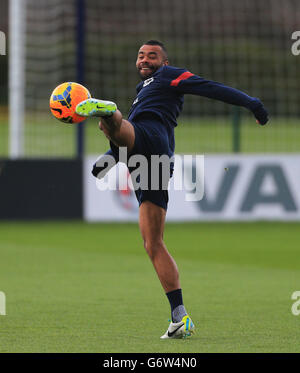 Ashley Cole, en Angleterre, lors d'une séance de formation au centre de formation Enfield, à Londres. Banque D'Images