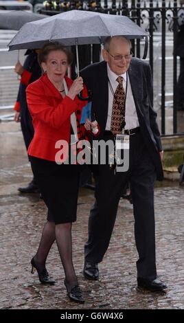 Dame Margaret Beckett arrive à l'abbaye de Westminster à Londres pour un service commémoratif pour l'ancien président sud-africain Nelson Mandela. Banque D'Images