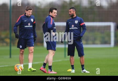 Ashley Cole (à droite) et Leighton Baines, en Angleterre, se réunissent au cours d'une session d'entraînement au Enfield Training Center, à Londres. Banque D'Images