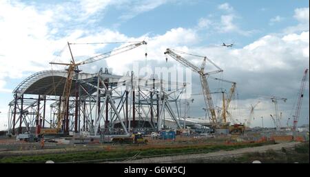 Il y a un changement d'horizon à l'aéroport de Londres Heathrow, où une équipe de 12 ingénieurs spécialisés a mis seulement 10 heures à soulever pour mettre en place la première section de 2,500 tonnes de la structure de toit du nouveau terminal 5. Il y aura cinq ascenseurs similaires d'ici la fin de l'année, avec l'édifice, conçu par le partenariat Richard Rogers, qui ouvrira ses portes au printemps 2008. Le programme de construction de 4 milliards - l'un des plus grands d'Europe - prévoit la construction d'un terminal principal, de 47 stands d'avions, de deux satellites (un en phase 2), d'une nouvelle tour de contrôle, d'un nouvel éperon de la M25, le Banque D'Images