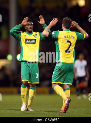 Football - Barclays Premier League - Norwich City / Tottenham Hotspur - Carrow Road.Joseph Yobo et Russell Martin de Norwich City ont fait cinq de leur maximum après le match Banque D'Images