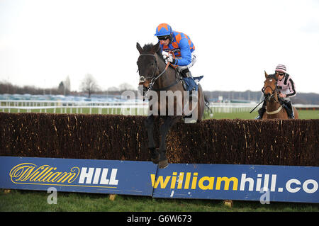 Courses hippiques - Grimthorpe Chase Meeting - deuxième jour - Hippodrome de Doncaster.Jockey Daryl Jacob sur les cowards Fermer dans le Park Hill Hospital novices' Chase Banque D'Images