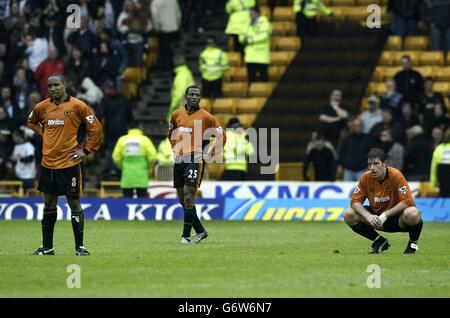 Paul Ince, capitaine de Wolverhampton Wanderers (à gauche) Issac Okoronkwo (au centre) et Paul Butler montrent leur désjection après que Bolton Wanderers ait marqué le vainqueur de la dernière minute, lors du match Barclaycard Premiership à Molineux, Wolverhampton, le lundi 12 avril 2004. Bolton Wanderers a gagné 2-1. Photo PA : Nick Potts. Banque D'Images