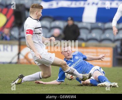 Jason Thomson de Raith Rovers (à gauche) et Brian Easton de St Johnstone se battent pour le ballon lors du match final de la coupe écossaise William Hill à Starks Park, Kirkcaldy. Banque D'Images