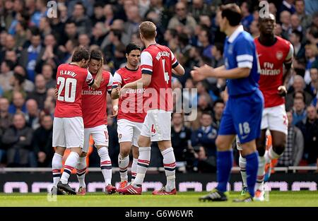 Football - FA Cup - Sixième partie - Arsenal v Everton - Emirates Stadium.Mesut Ozil d'Arsenal (2e à gauche) célèbre avec ses coéquipiers après avoir marquant le but le plus fin de la partie de son côté Banque D'Images