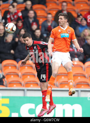 Football - Championnat Sky Bet - Blackpool / AFC Bournemouth - Bloomfield Road.Chris Basham de Blackpool (à droite) et Ian Harte (à gauche) de l'AFC Bournemouth se battent pour le ballon. Banque D'Images