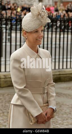 La comtesse de Wessex arrive à la grande porte ouest de l'abbaye de Westminster, pour le service de jour du Commonwealth à Westminster dans le centre de Londres. Banque D'Images