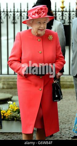 La reine Elizabeth II arrive à la grande porte ouest de l'abbaye de Westminster, pour le service de jour du Commonwealth à Westminster, dans le centre de Londres. Banque D'Images