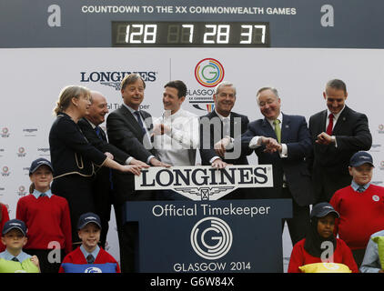 Le mauvais temps est indiqué sur l'horloge officielle du compte à rebours de Glasgow 2014 à la gare centrale de Glasgow, en Écosse, car elle est activée par (de gauche à droite) le ministre des Sports Shona Robison, président des Jeux du Commonwealth Écosse Michael Cavanagh, le vice-président de Longines Charles Villoz, Glasgow 2014 l'ambassadeur Michael Jamieson, Glasgow 2014 Président Lord Smith de Kelvin, chef du conseil municipal de Glasgow Gordon Matheson et David Grevemberg, chef de la direction de Glasgow 2014. Banque D'Images