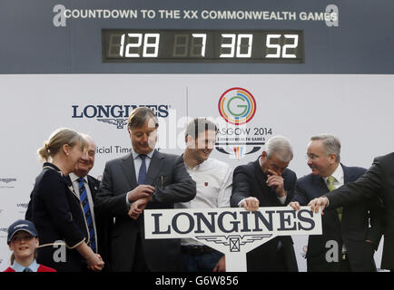 Le mauvais temps est indiqué sur l'horloge officielle du compte à rebours de Glasgow 2014 à la gare centrale de Glasgow, en Écosse, car elle est activée par (de gauche à droite) le ministre des Sports Shona Robison, président des Jeux du Commonwealth Écosse Michael Cavanagh, le vice-président de Longines Charles Villoz, Glasgow 2014 l'ambassadeur Michael Jamieson, Glasgow 2014 Président Lord Smith de Kelvin et chef du conseil municipal de Glasgow Gordon Matheson. Banque D'Images