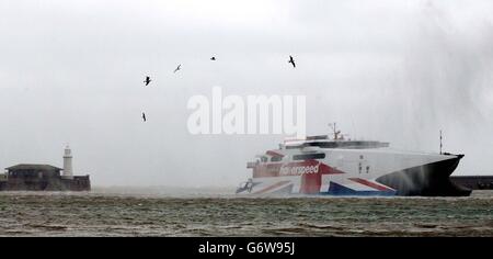 Le Heversurvitesse Seacat navigue dans son port de Douvres, dans le Kent, pour dévoiler son tout nouvel extérieur de « Flying the Flag for Britain » pour la saison de voyage 2004.En prenant environ une heure pour rejoindre Calais depuis Douvres, les ferries Seacat et Superseacat constituent jusqu'à quinze passages par jour en haute saison. Banque D'Images