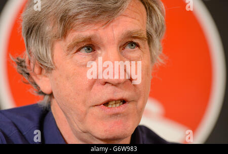 Le propriétaire de Charlton Athletic Roland Duchatelet parle lors d'une conférence de presse à la Vallée. Banque D'Images