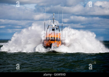 Photo inédite datée du 10/02/14 du nouveau canot de sauvetage toutes saisons de la Royal National Lifeboat institution (RNLI) de la classe Shannon, le Morrell, pendant les essais en mer au large de Poole, Dorset, car il est prévu d'arriver à la station de canot de sauvetage Dungeness à Kent aujourd'hui. Banque D'Images