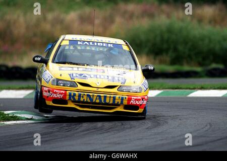 11-AOÛT-96 ... Championnats de voitures de tourisme, Oulton Park... Le vainqueur de la course Alain Menu remporte sa troisième victoire de la saison avant le leader du championnat Frank Biela Banque D'Images